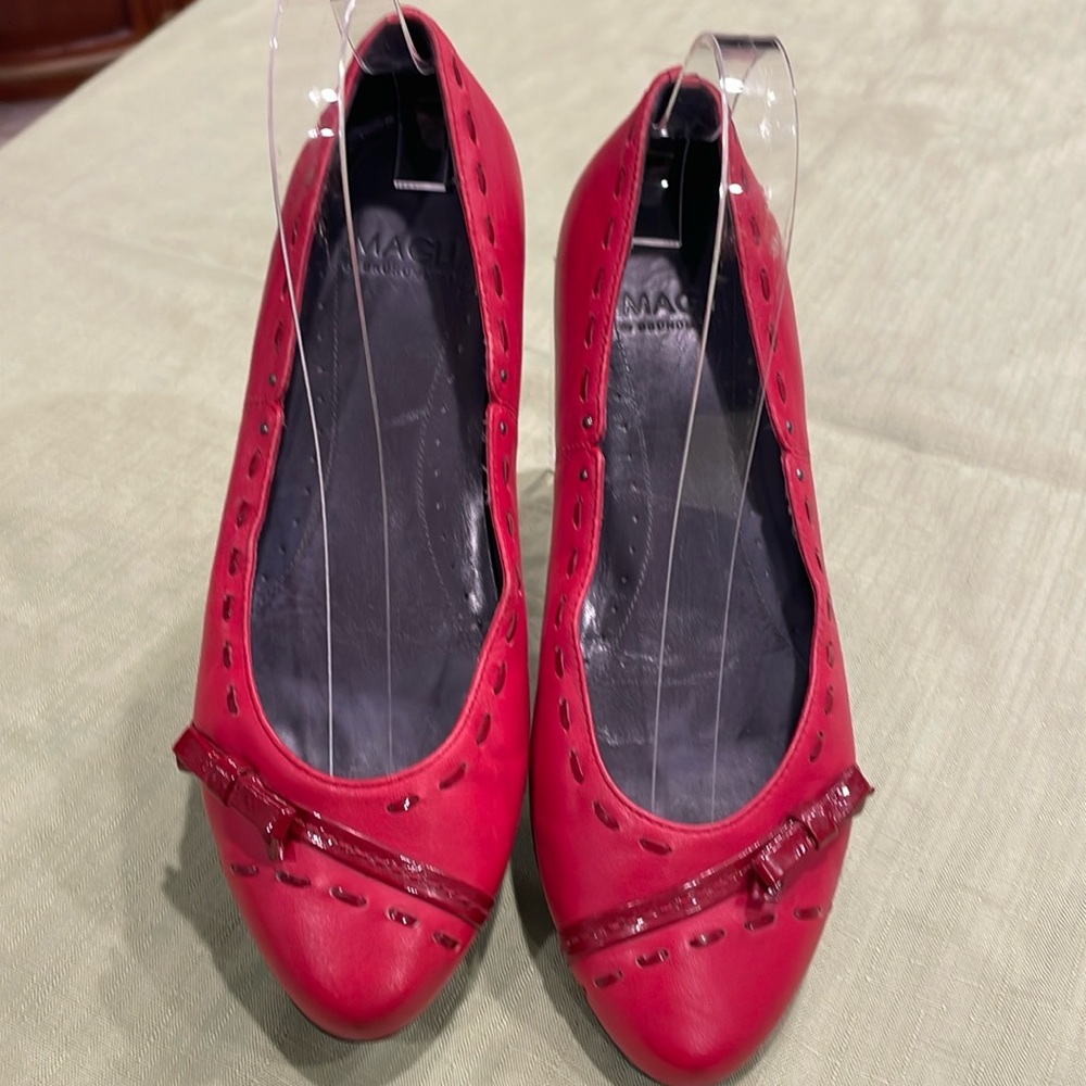 Bruno Magli red flats. Rubber soles and weaved patent bow accent. Nice Sz 37.